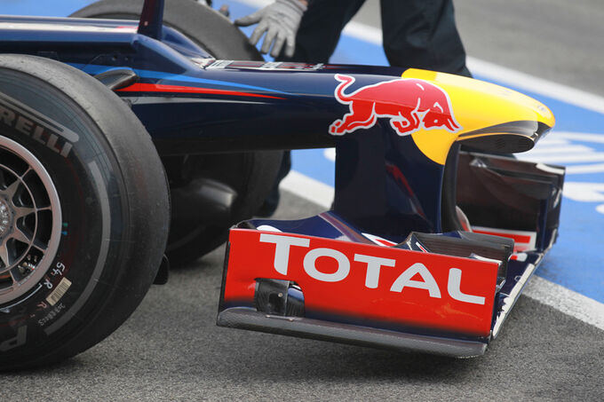 Sebastian-Vettel-Red-Bull-Formel-1-Test-Barcelona-4-Maerz-2012-fotoshowImage-a9af8d76-575002.jpg