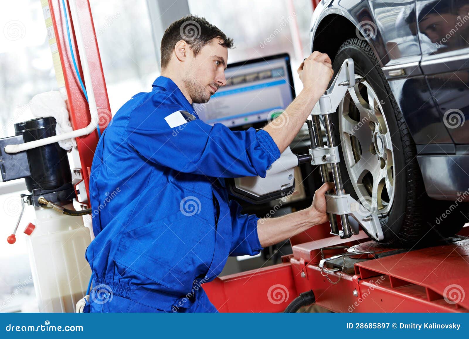 auto-mechanic-wheel-alignment-work-spanner-28685897.jpg