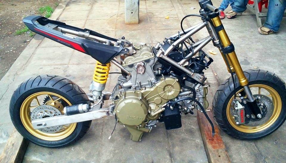grom_with_Panigale_1199_engine8_2x.jpg